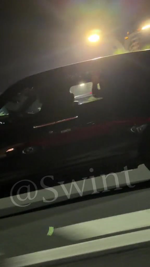 得注意安全！球迷一路追车狂喊追梦 追梦摇下车窗和球迷打招呼