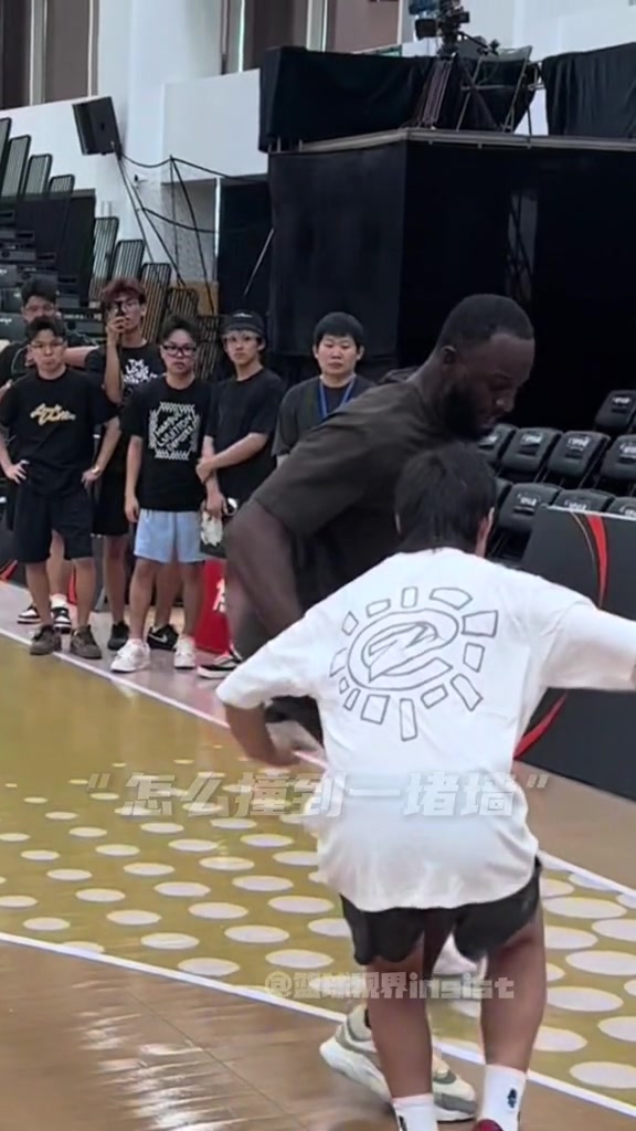 1米98一座山！追梦现身篮球馆 将自己的防守技巧向小学员倾囊相授